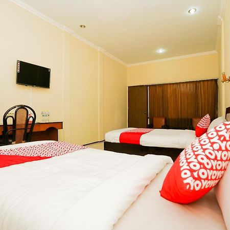 Oyo 1652 Hotel Tampiarto Probolinggo Exterior photo