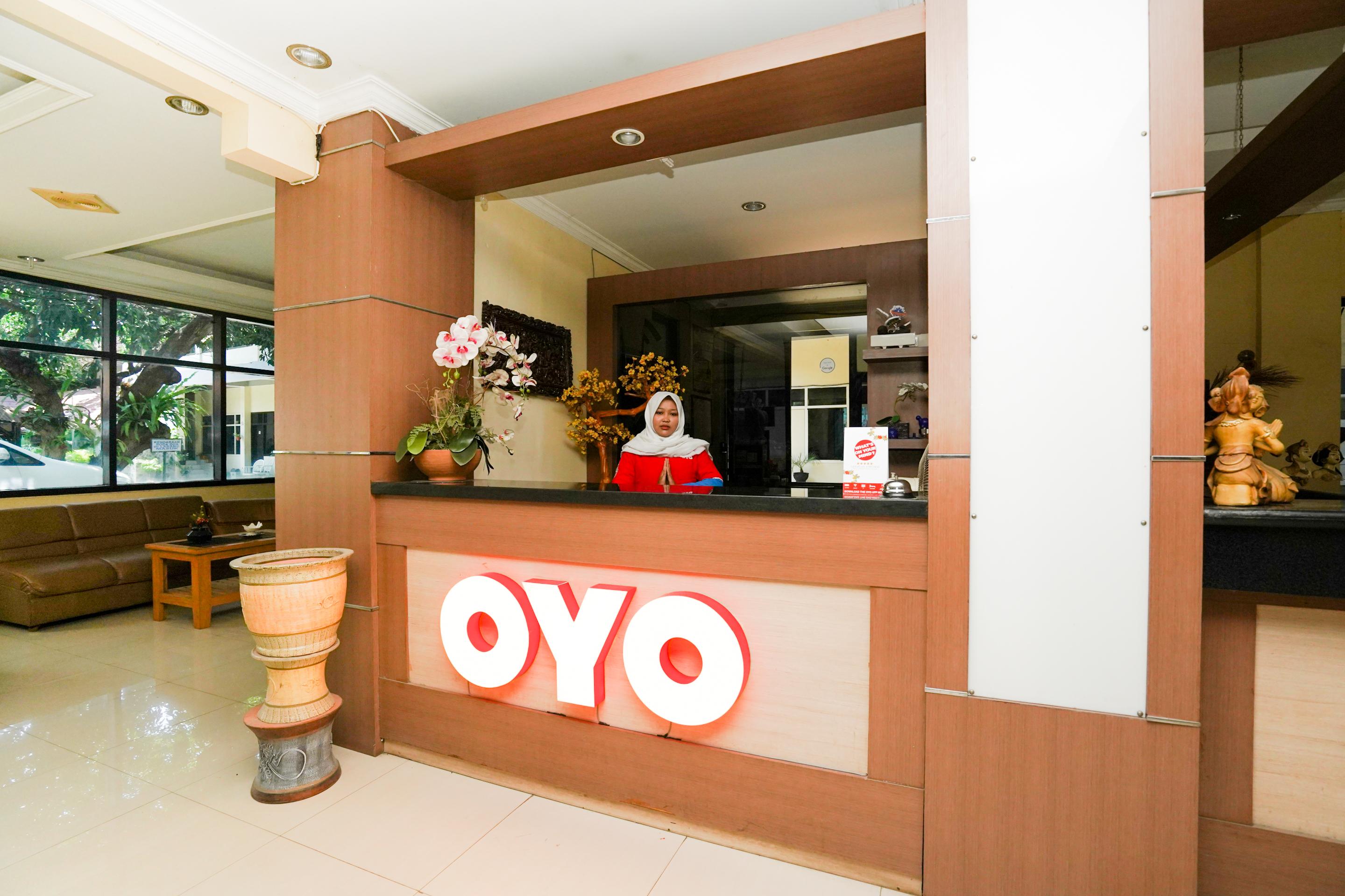 Oyo 1652 Hotel Tampiarto Probolinggo Exterior photo