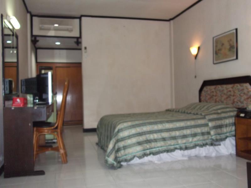 Oyo 1652 Hotel Tampiarto Probolinggo Exterior photo