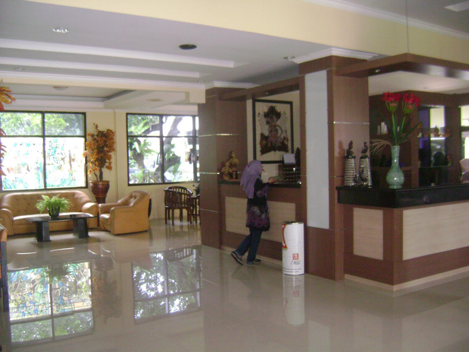 Oyo 1652 Hotel Tampiarto Probolinggo Exterior photo